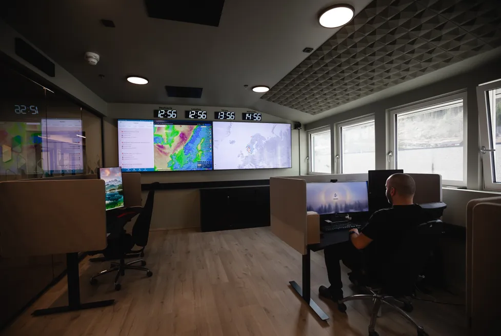 Vendanor Connect monitoring control room with large wall screens, world clocks and an operator at a workstation.