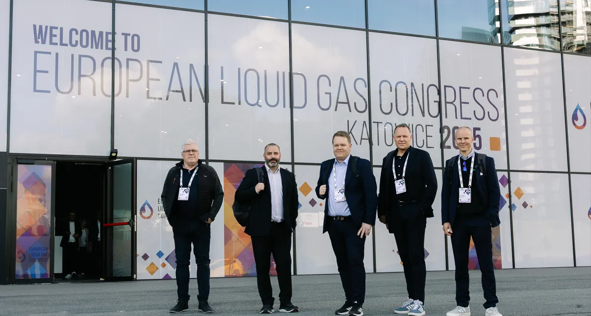 Vendanor team standing outside the entrance of the European Liquid Gas Congress.